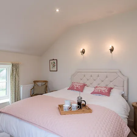 White Holiday home Carlton Miniott