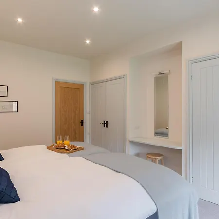 White Holiday home Carlton Miniott